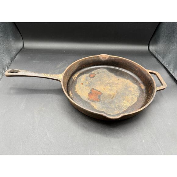 Vintage Unmarked Cast Iron Skillet - 10.5" - Picture 2 of 10